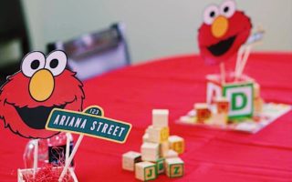 table with elmo centerpieces